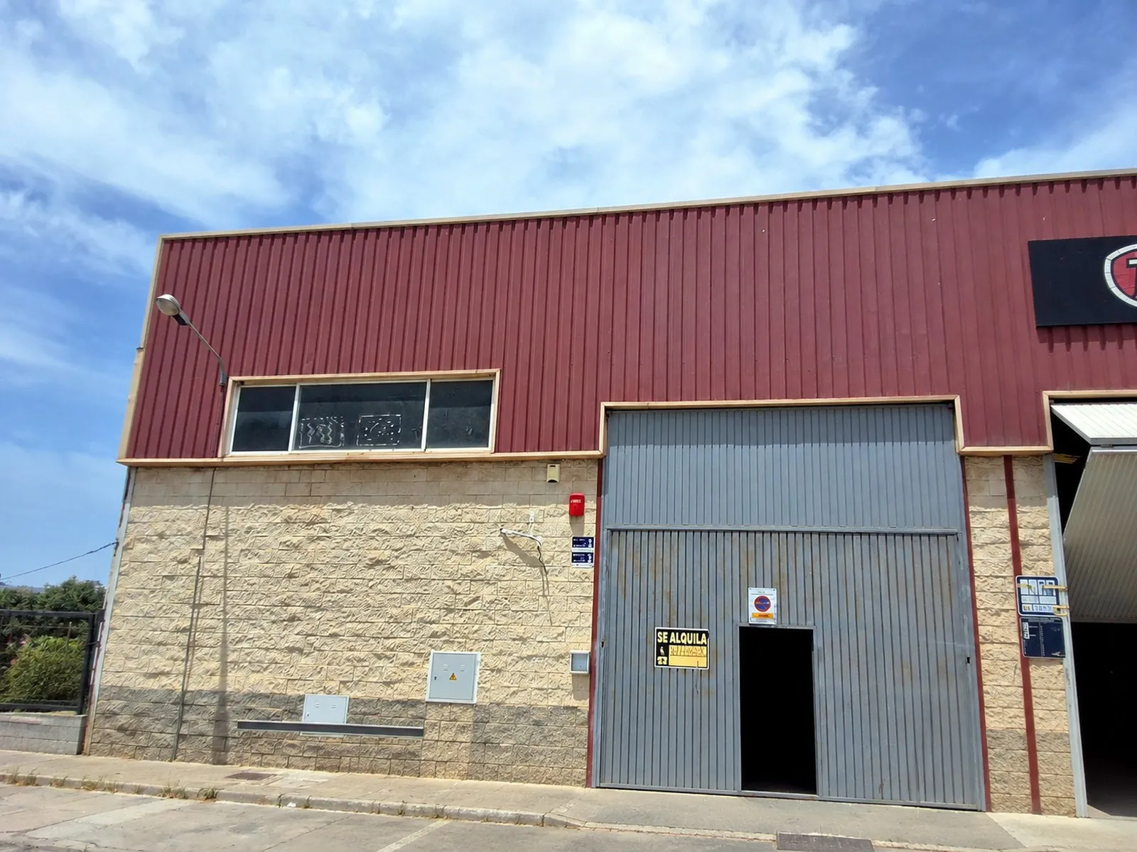 Fachada de la nave de Calle Química 9, Sevilla, antes de la obra