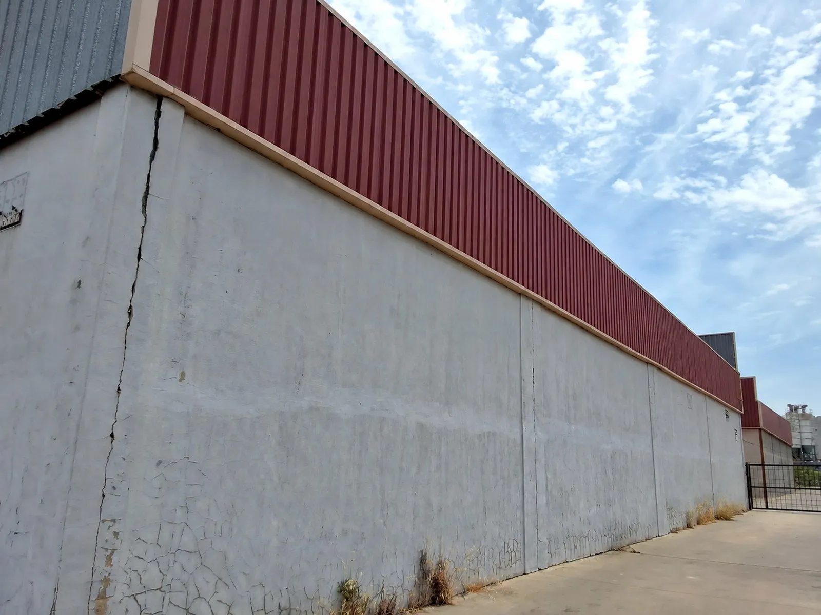 Lateral exterior de la nave en Calle Química 9
