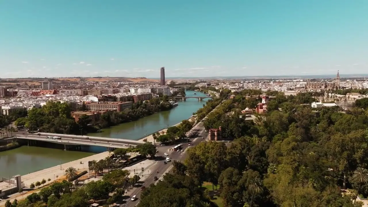 Sevilla desde el aire, con el río y la Torre Sevilla al fondo