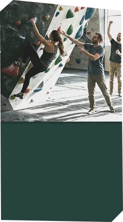Grupo escalando en el muro de boulder