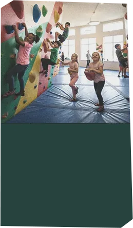Niños escalando en la sala de boulder