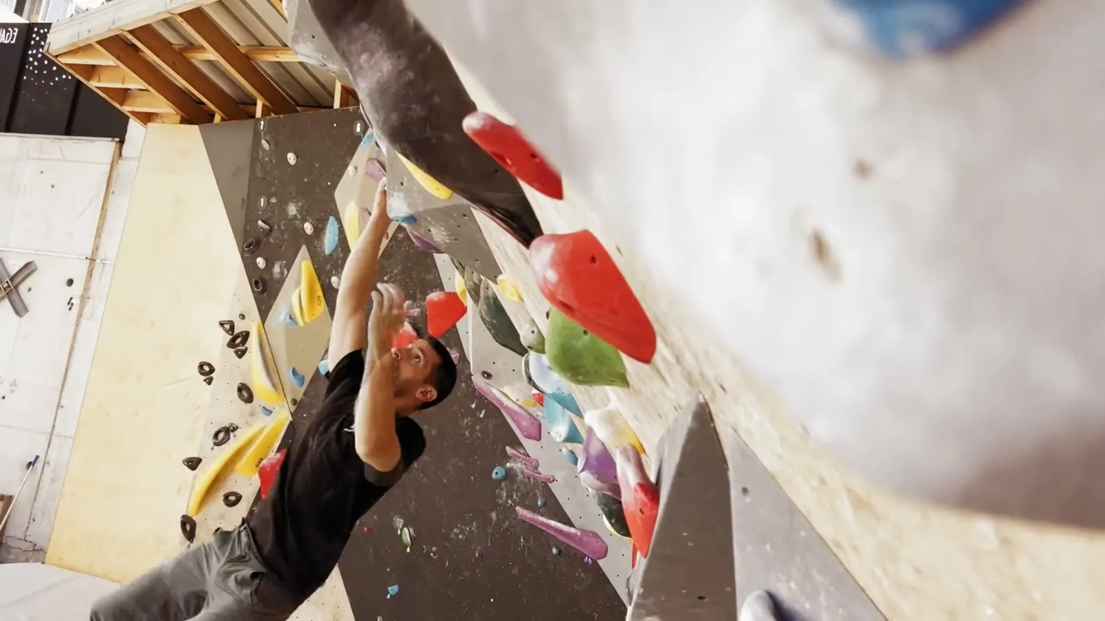 Escalada en bloque en un rocódromo
